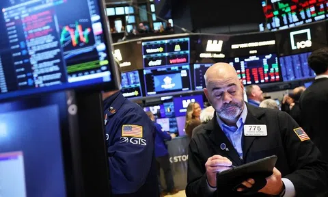 Phố Wall hân hoan trước tín hiệu hạ lãi suất, Dow Jones lập đỉnh lịch sử