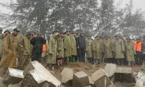 Phó Thủ tướng Trần Hồng Hà kiểm tra công tác gia cố tuyến đê trọng yếu bảo vệ hàng trăm hộ dân trước bão số 5
