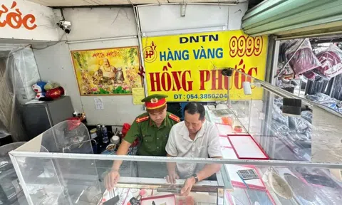 Đang làm ruộng bên đường, người phụ nữ bị đối tượng bịt mặt giật dây chuyền
