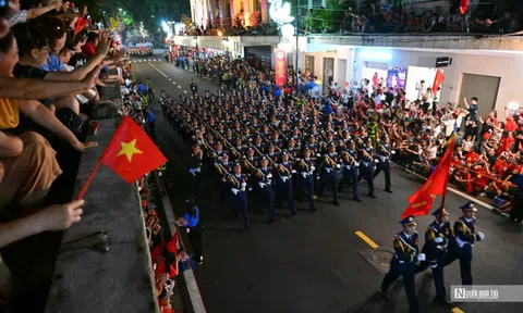 Các khối diễu binh "đi giữa lòng nhân dân"