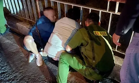 Ngăn chặn nam thanh niên cầm dao đe dọa người cản mình nhảy cầu tự tử