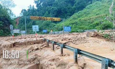 Đường Hồ Chí Minh qua Quảng Ngãi ách tắc hoàn toàn do sạt lở