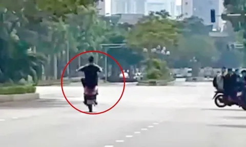 Con trai bốc đầu xe máy trên phố, bố bị phạt 9 triệu đồng