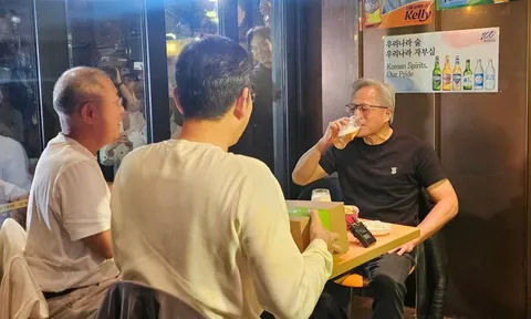 Đây là cách CEO công ty 5.000 tỷ USD bán hàng: Uống bia, ăn gà rán với Chủ tịch Samsung, Jensen Huang lập tức chốt xong đơn 50.000 GPU