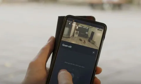 Qua camera giám sát, con trai phát hiện bố mẹ có biểu hiện sợ hãi nên báo công an